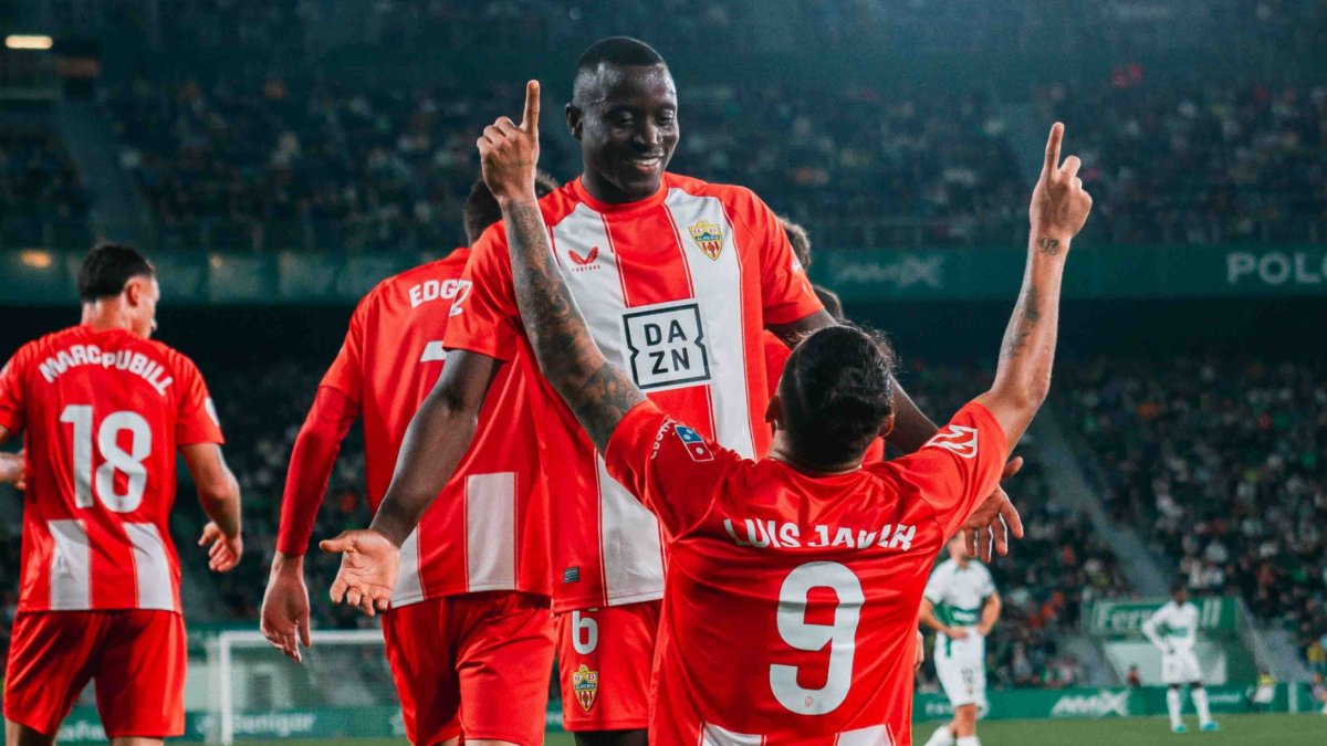 Luis Suárez celebrando su noveno gol de la temporada y que ponía en ventaja a los rojiblancos frente al Elche.