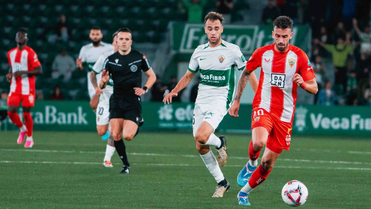 El colegiado Pérez Hernández siguiendo una jugada por banda entre Álvaro Núñez y Álex Centelles en el Martínez Valero.
