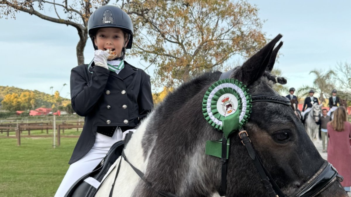 Muy feliz con la medalla y su fiel compañero Thor, con el que consiguió el primer puesto en tierras gaditanas.