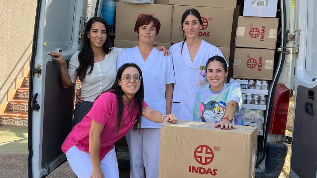 El equipo de trabajo después de cargar la furgoneta con todo el material, que ya ha llegado a tierras valencianas.