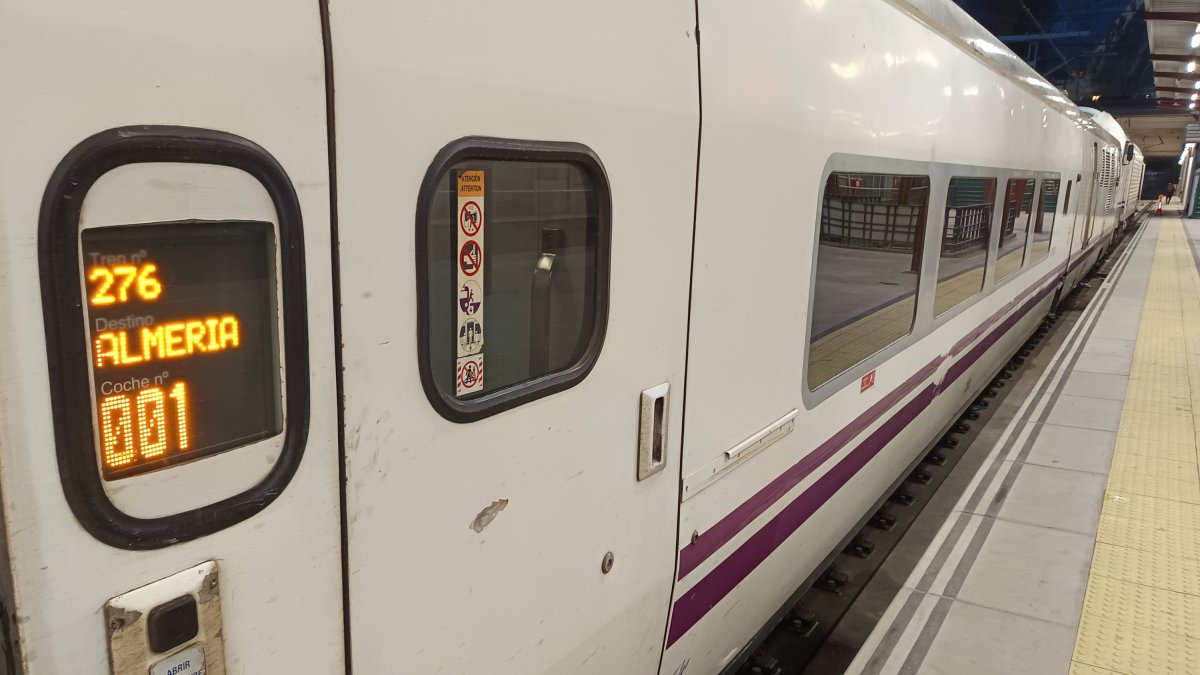 El Intercity que cubre el trayecto entre Madrid y Almería estacionado en la vía 1 de Chamartín Clara Campoamor.