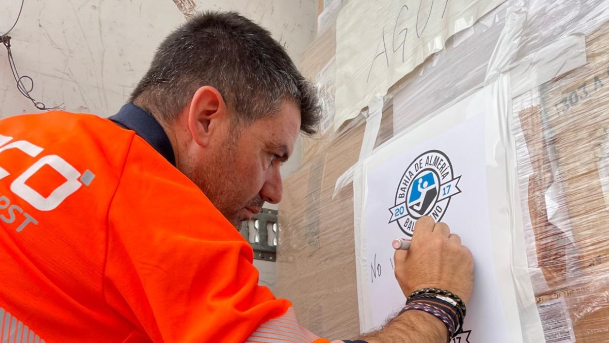 Juan Carlos Acosta escribiendo un mensaje en la carga que ya ha llegado a las zonas afectadas.