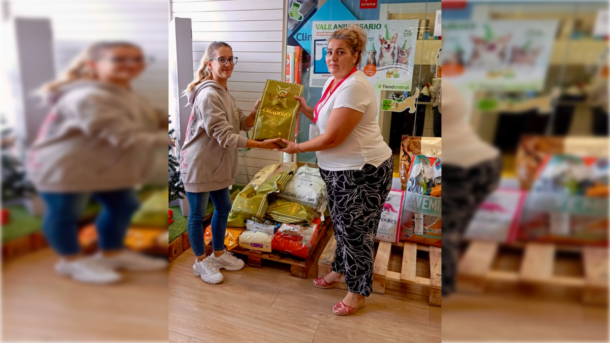 Ángela Dorado recogiendo pienso para animales en Tienda Animal de Vícar.