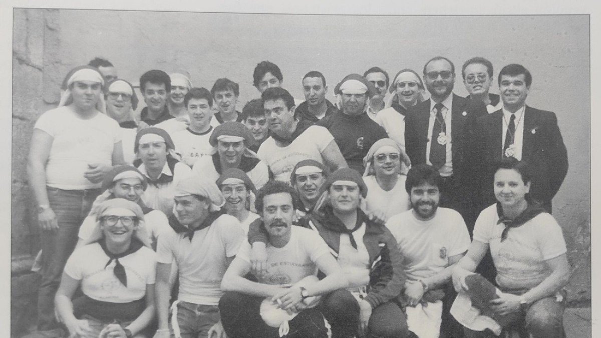 La cuadrilla de costaleros de Ntro. Padre Jesús de la Oración en 1984. Fuente: Libro del Cincuentenario Fundacional 1944-1994 de la Cofradía de E