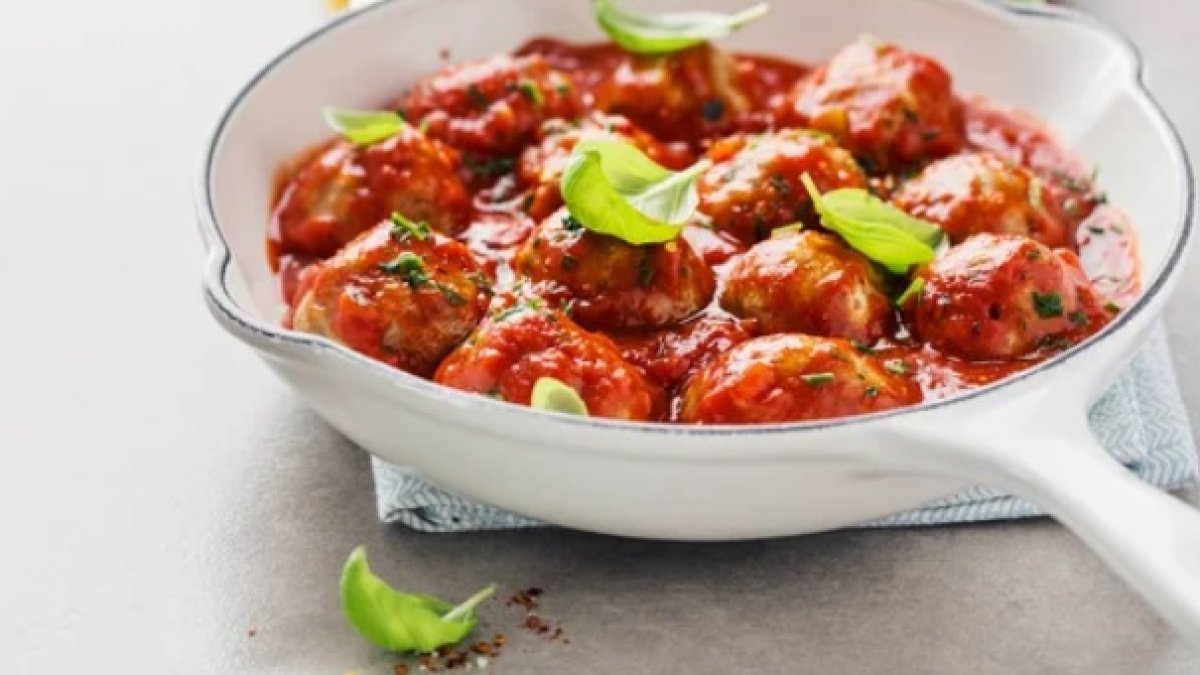 Un plato de albóndigas con tomate. DEPOSITPHOTOS