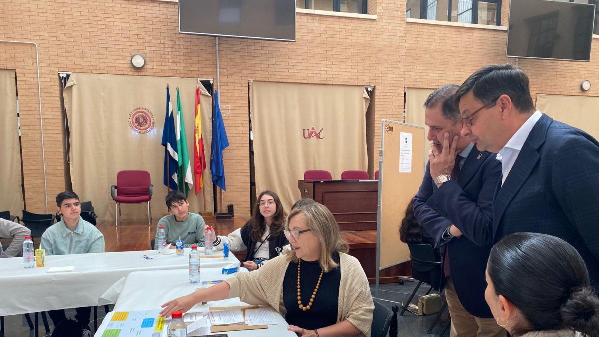 El delegado de Desarrollo Educativo y FP, Francisco Alonso, conoce las actividades que se realizarán durante la Semana de la Ciencia.