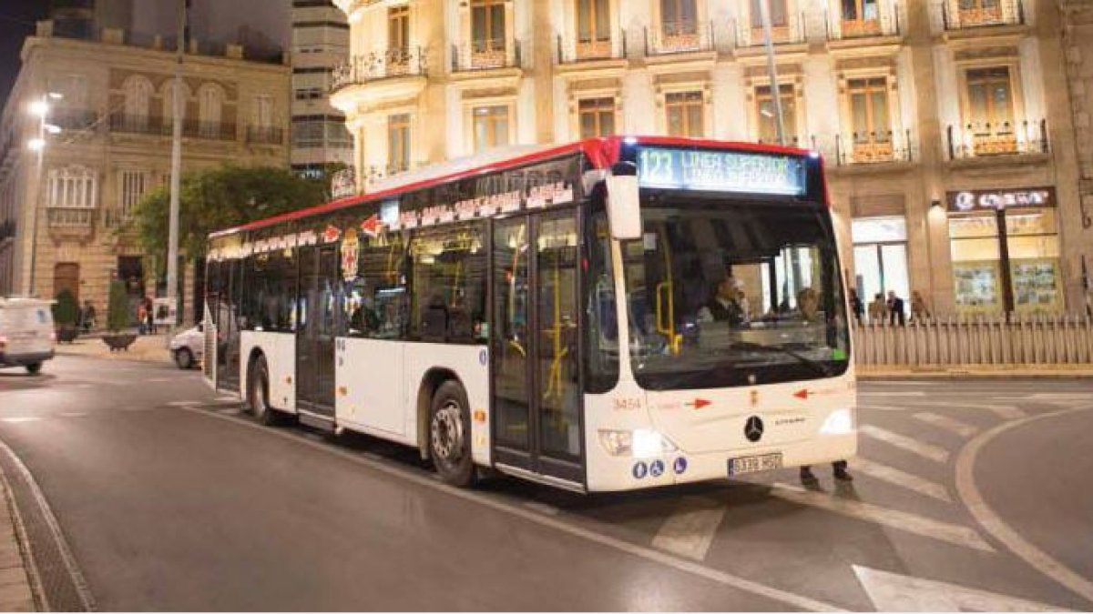 Imagen de un autobús en Puerta de Purchena