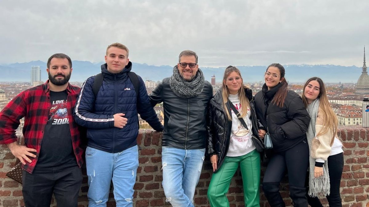 Cristobal en el centro de la imágen con los alumnos que le han nominado a los \'Goya de la Educación\', en uno de sus viajes a Turín.