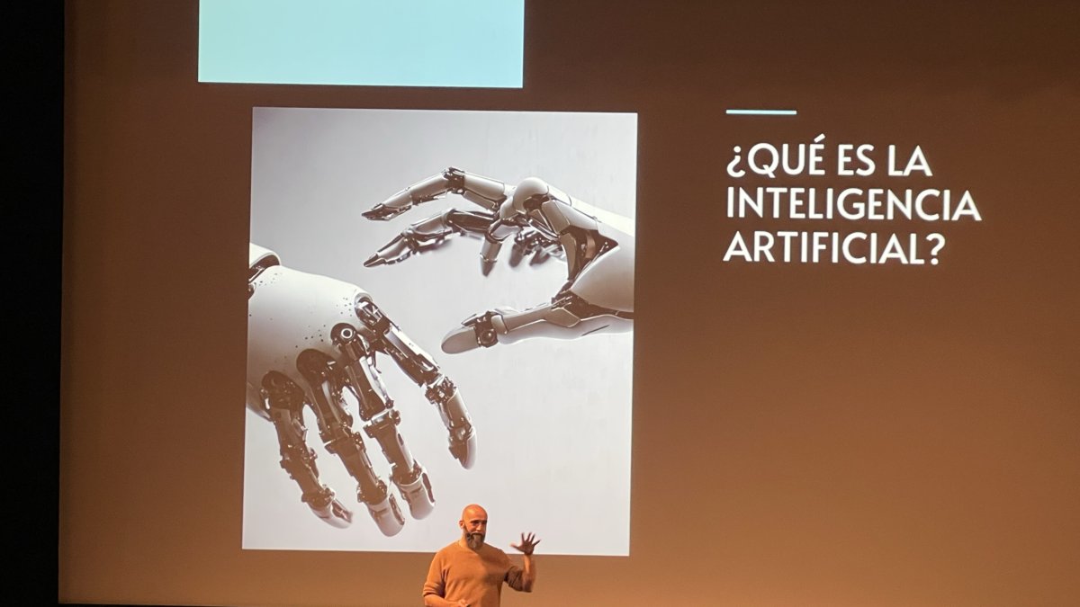 AImerIA Summit 2024 en el Auditorio Maestro Padilla, con Jon Hernández, uno de los divulgadores más destacados de IA en España.