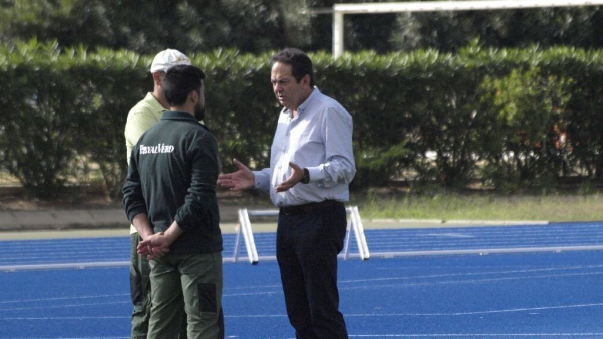 Eudald Morera en el campo Anexo del Estadio de los Juegos Mediterráneos hablando con los jardineros.