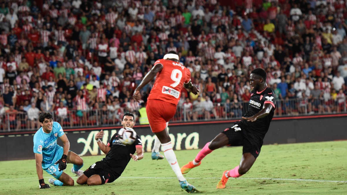 Umar Sadiq anotaba su último gol con el Almería en Primera frente al Sevilla.