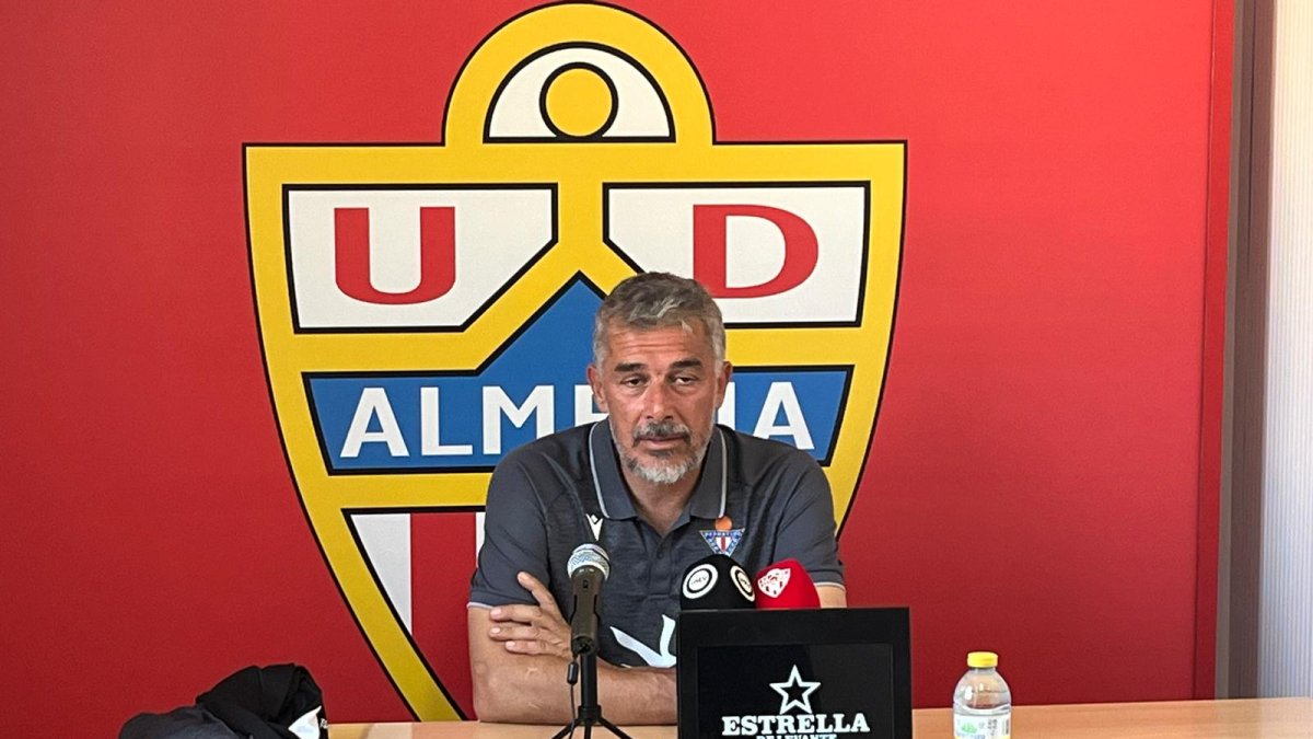 Juan Marrero en la sala de prensa del Anexo Mediterráneo como entrenador del Don Benito.