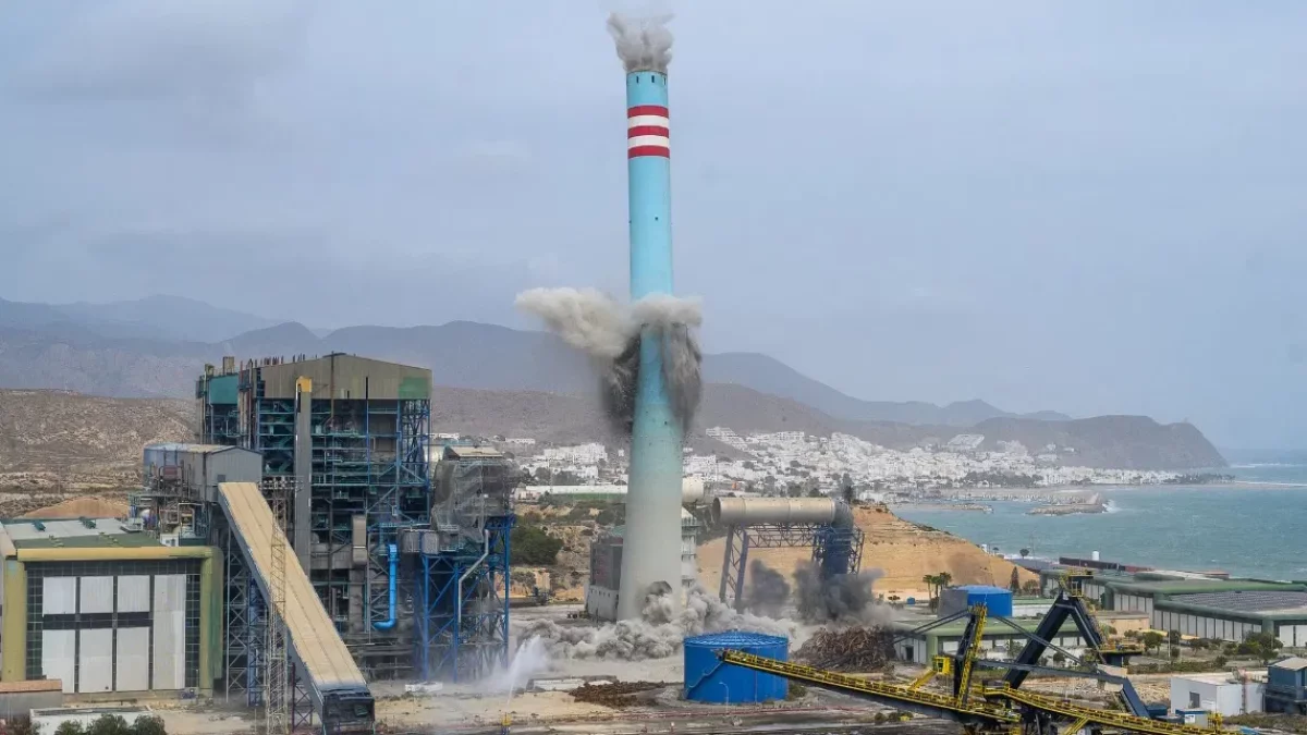 Voladura de la conocida como 'chimenea' de la Central Térmica meses atrás.