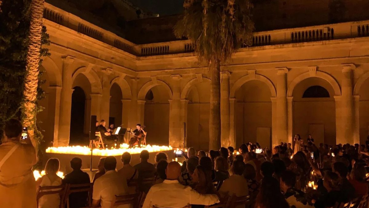 Imagen de archivo de uno de los conciertos Candlelight celebrados en el claustro de la Catedral de Almería.