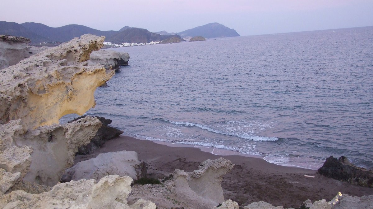 Acantilados y originales formas por la erosión en los Escullos.