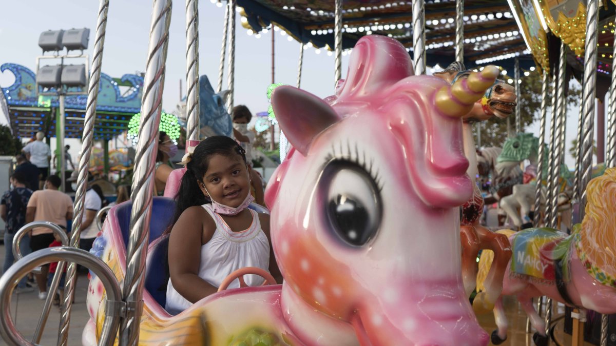 Caterina, de 6 años, aprovechó el viernes para ir a la feria y montarse en sus atracciones favoritas