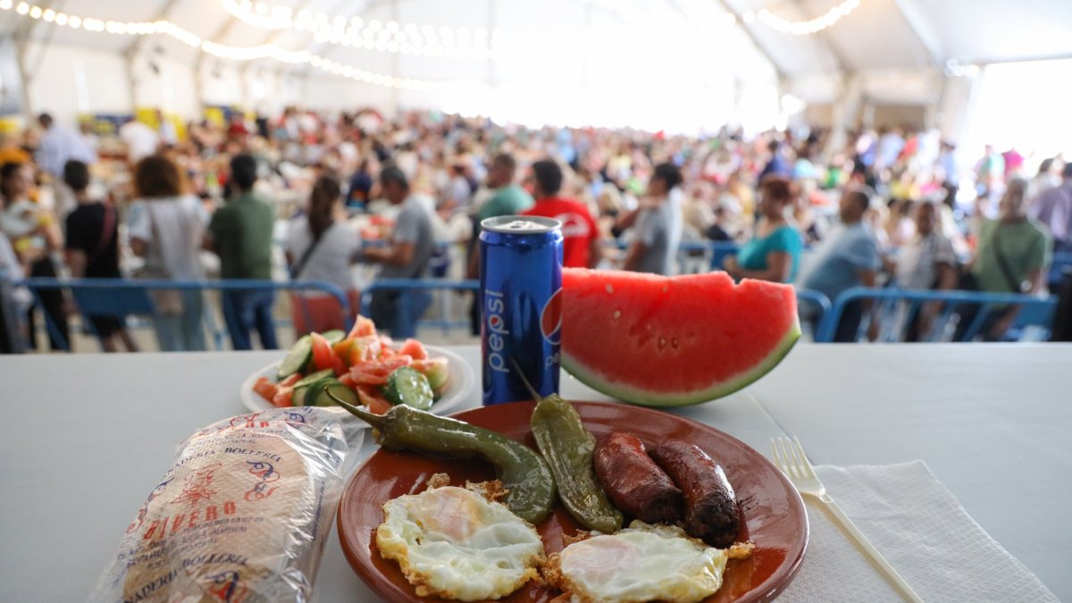 Plato, bebida y postre que podrán degustar todos los asistentes a la jornada de convivencia.