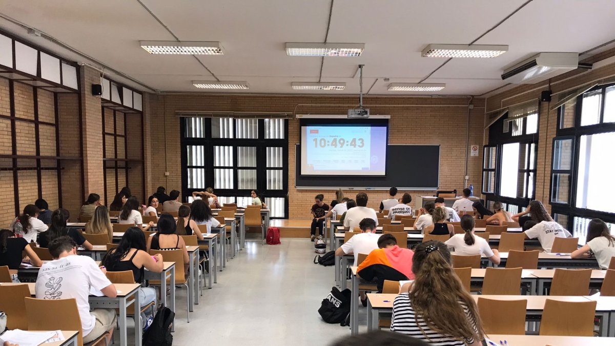 Imagen de un aula de la Universidad de Almería durante una de las pruebas de la aún conocida como Selectividad