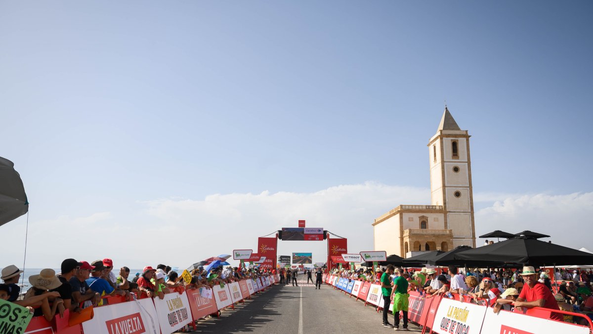 Espectacular imagen de la llegada de la etapa de La Vuelta Ciclista a España a Cabo de Gata en 2022.