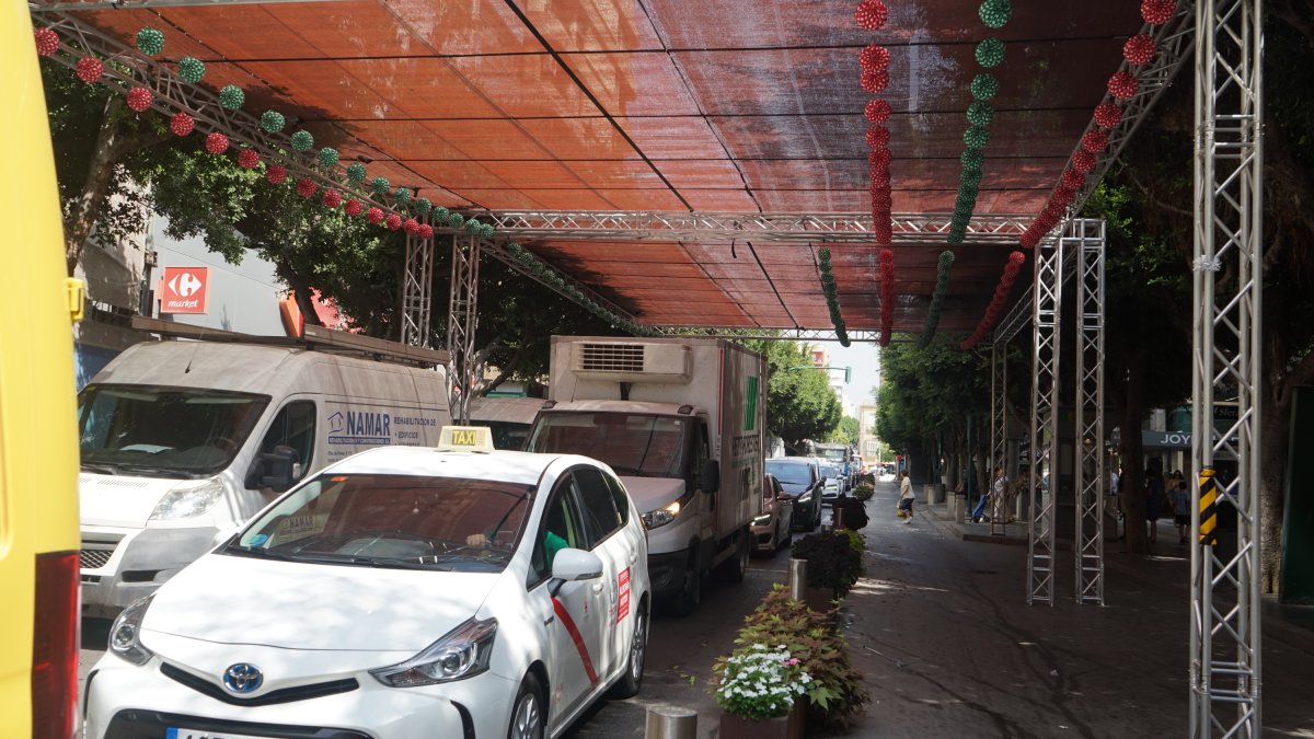 Uno de los dos grandes toldos que cubren los ambigús que estarán ubicados en pleno Paseo de Almería.