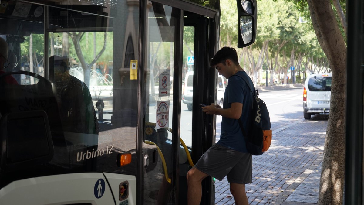 Un jóven subiendo a uno de los autobuses de Surbus para dirigirse a su destino.
