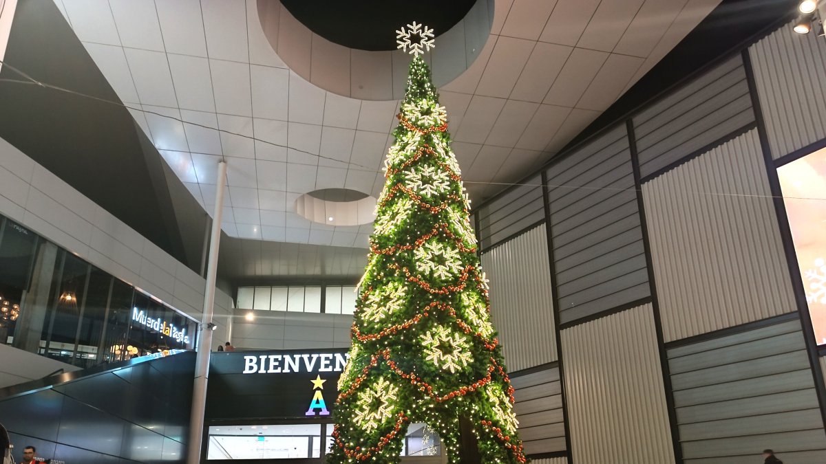Árbol de Navidad de la entrada principal del Centro Comercial Torrecárdenas.
