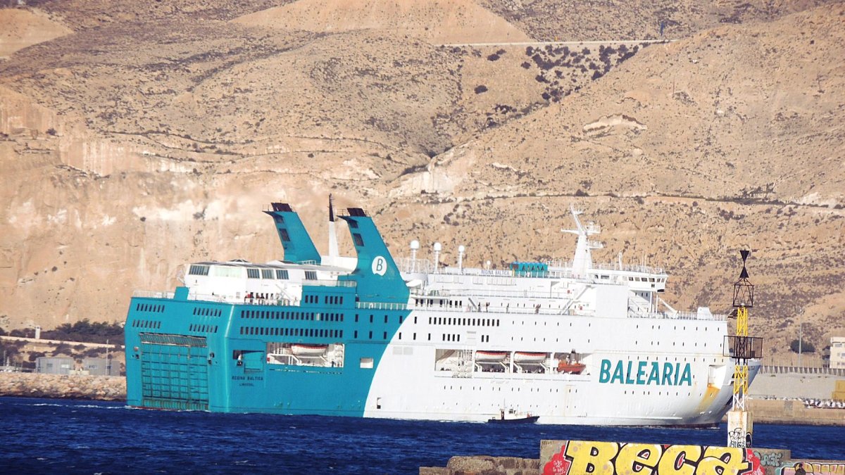 El barco de Balearia haciendo su entrada en el puerto.