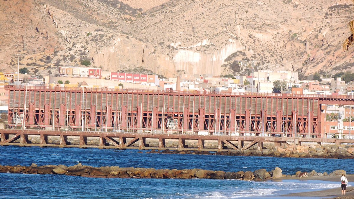 Majestuoso el Cable Inglés de Almería visto desde La Térmica.