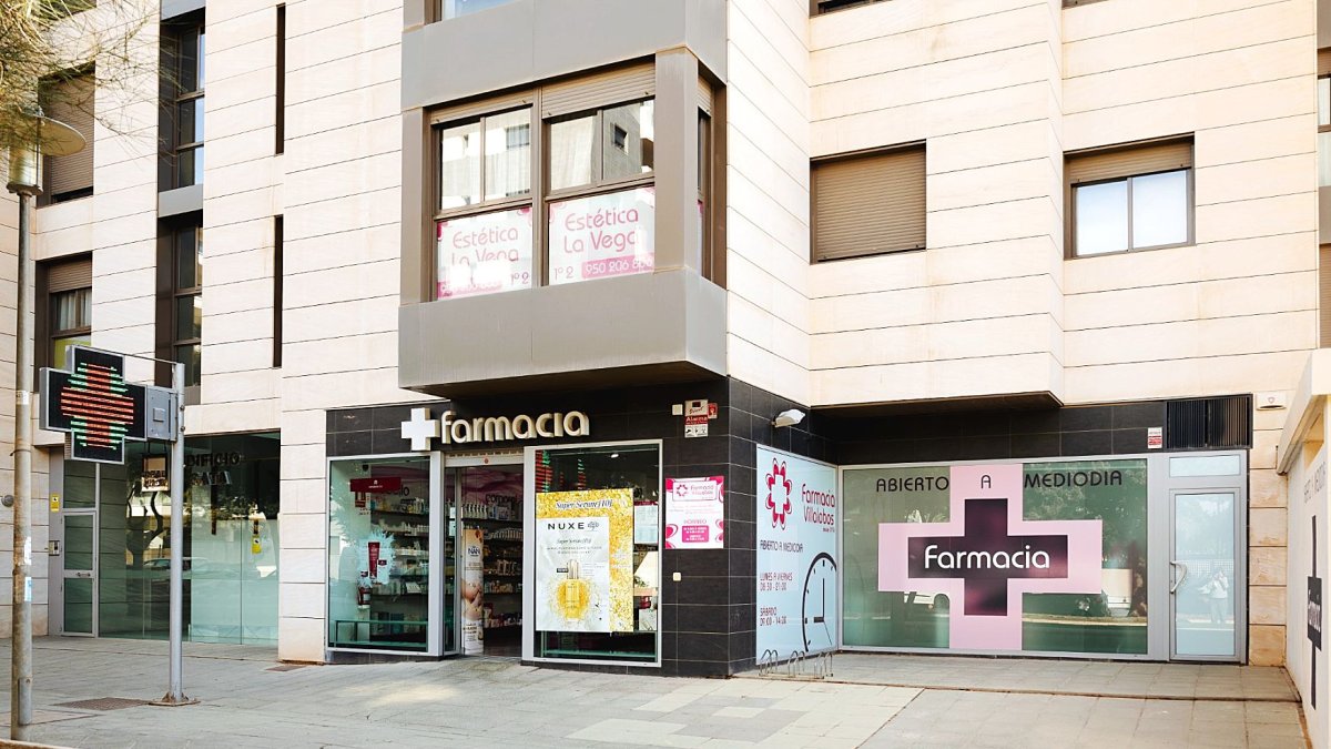 Exterior de una farmacia en Almería.