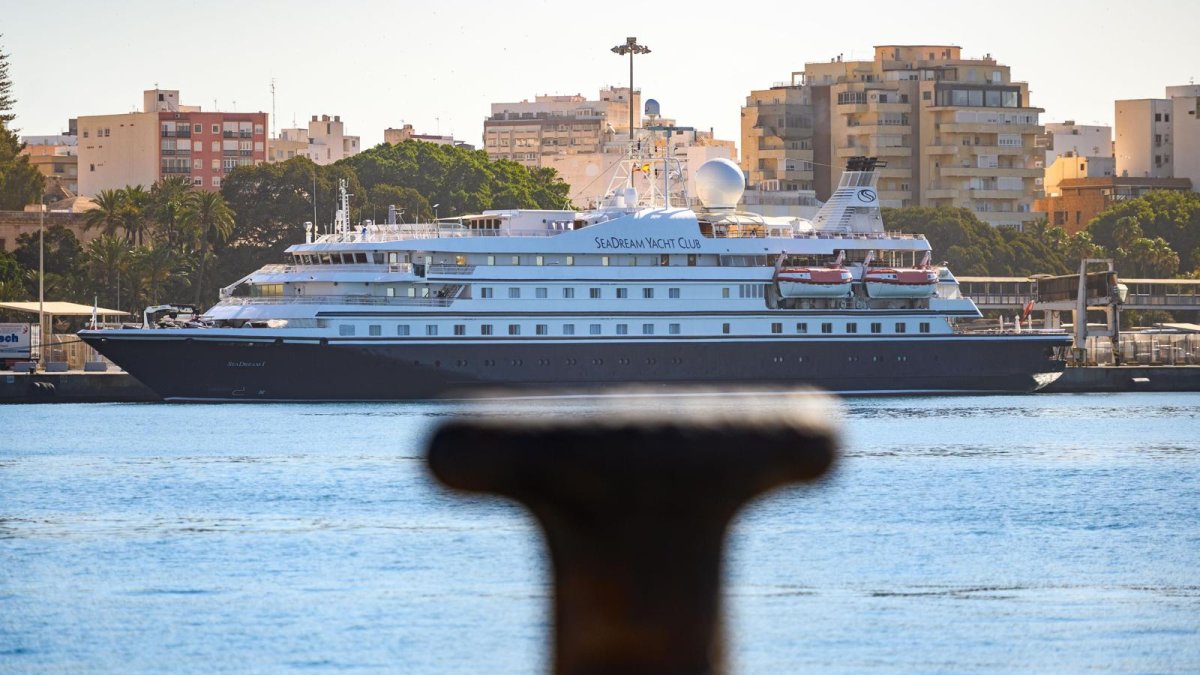 El crucero, en el Puerto de Almeria.