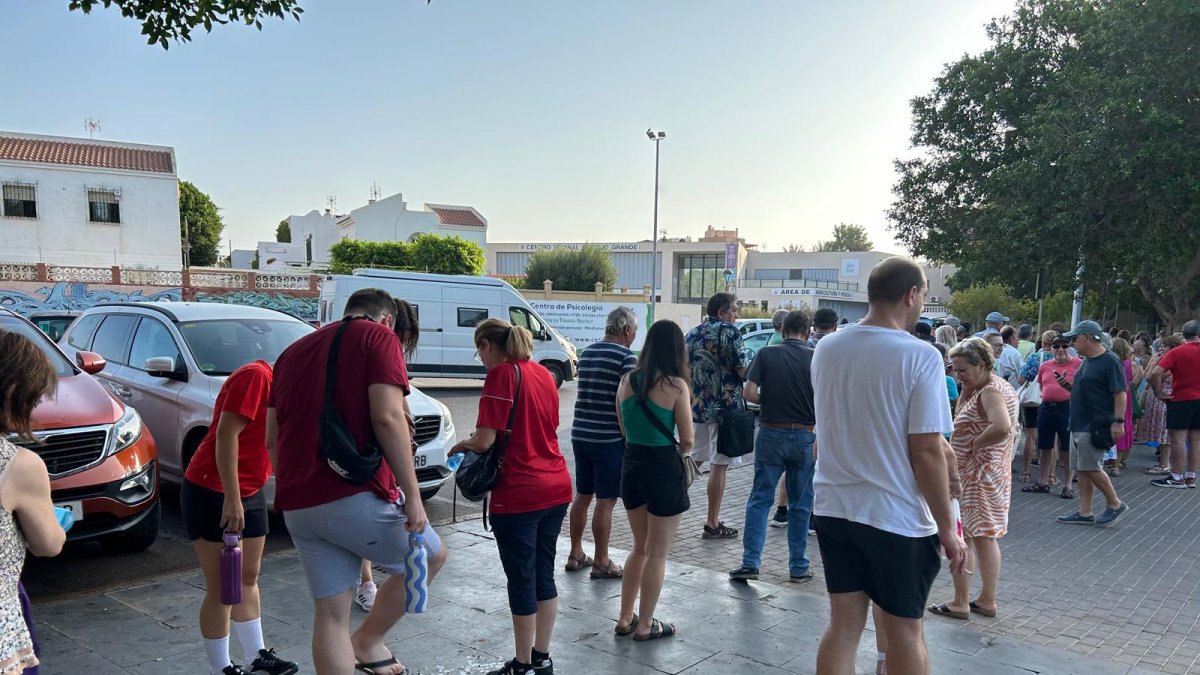 Cola para el reparto de abanicos de Feria en Cortijo Grande.