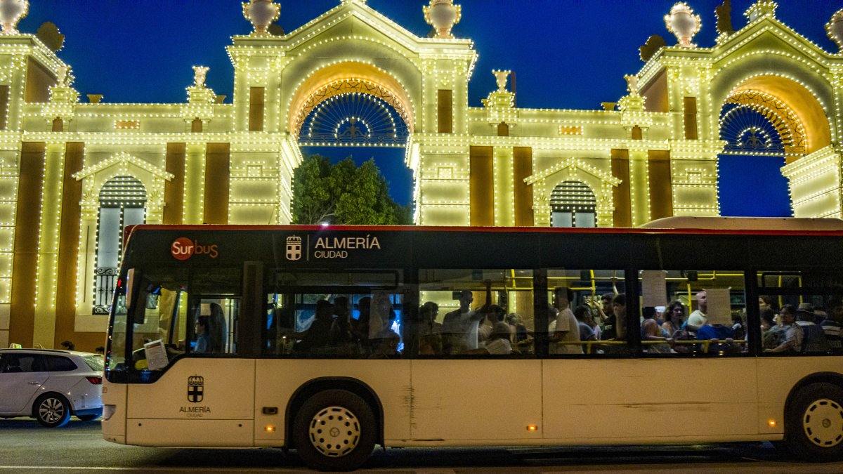 Un autobús de Surbus-ALSA frente a la emblemática portada de la Feria de Almería.