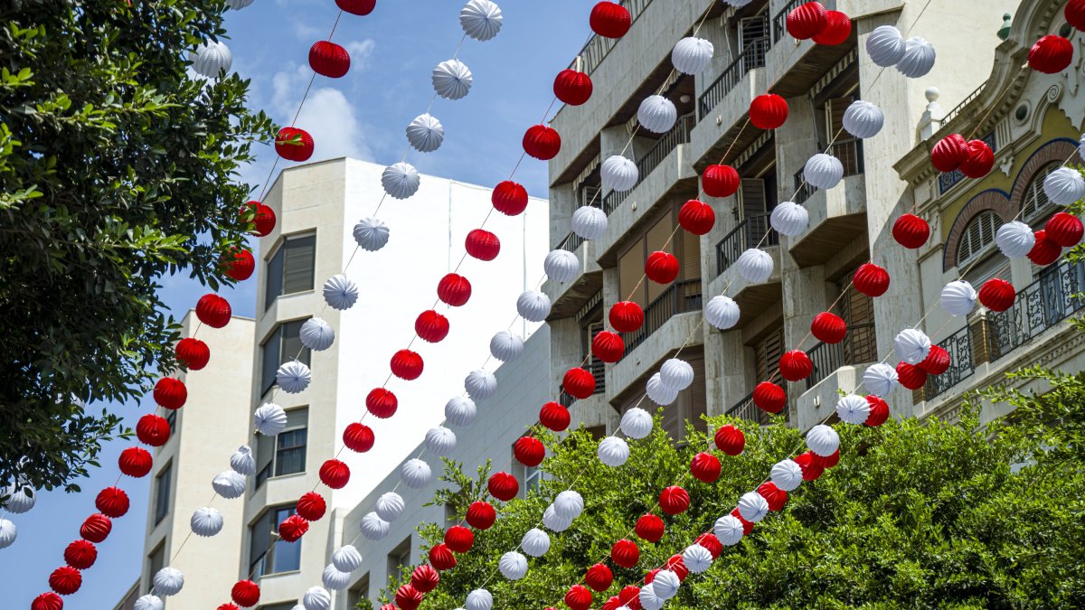 Decorado del Paseo de Almería durante los días de feria.