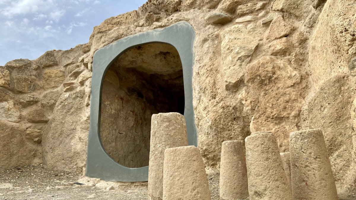 Decoraciones en el atrio de una de las sepulturas reconstruidas de Los Millares.