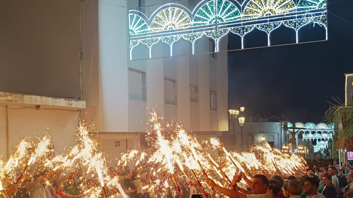 Bengalas y, al fondo, el Cristo de la Luz.