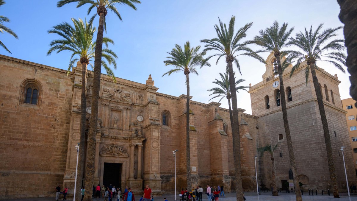 Vista general de la fachada principal de la Catedral de Almería.