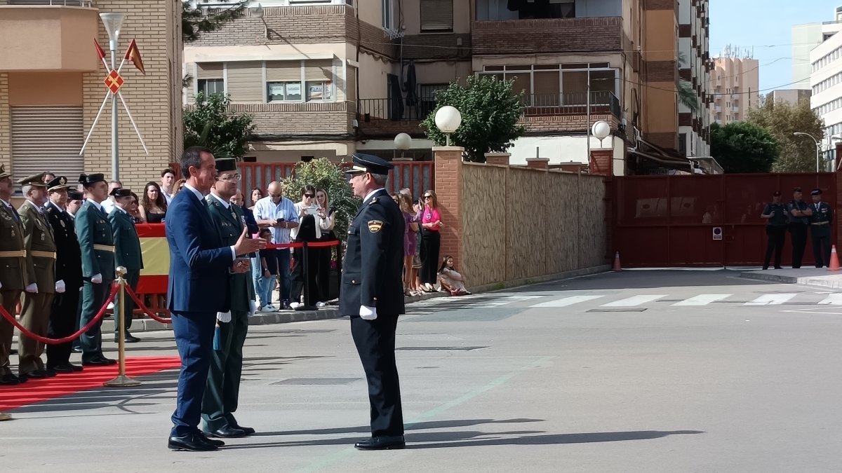 Entrega de la condecoración al inspector de la Policía Nacional, Manuel Mayo