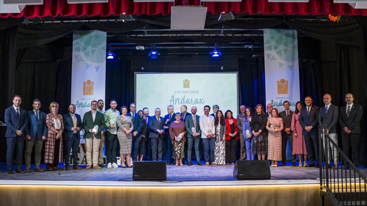 Foto de familia con la que se clausuró el año pasado la gala de los XIII Premios Andarax de La Voz de Almería.