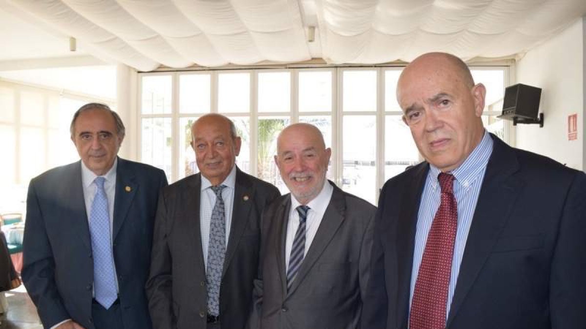 Pedro Molina ren un almuerzo homenaje rodeado de amigos.