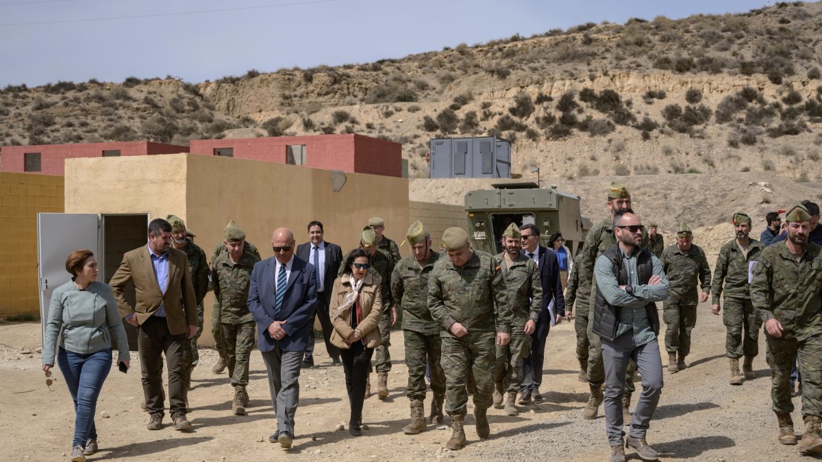 Imagen de archivo de Margarita Robles, ministra de Defensa, visitando la base 'Álvarez de Sotomayor' de Viator