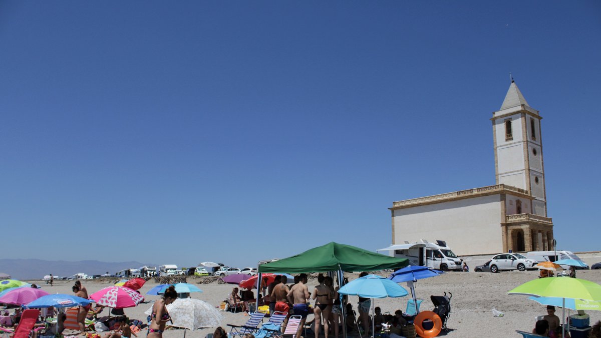 Playa e iglesia de las Salinas, en el Cabo de Gata.