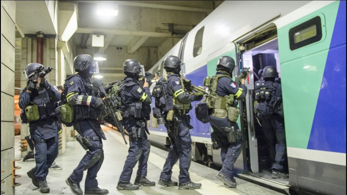 Policías franceses en una estación de tren.