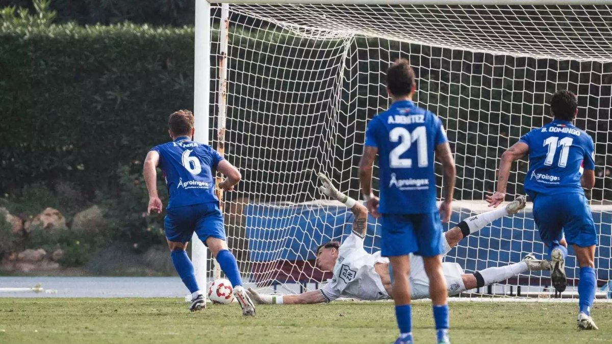 Bruno Iribarne para penaltis y le da muchos puntos al filial del Almería.