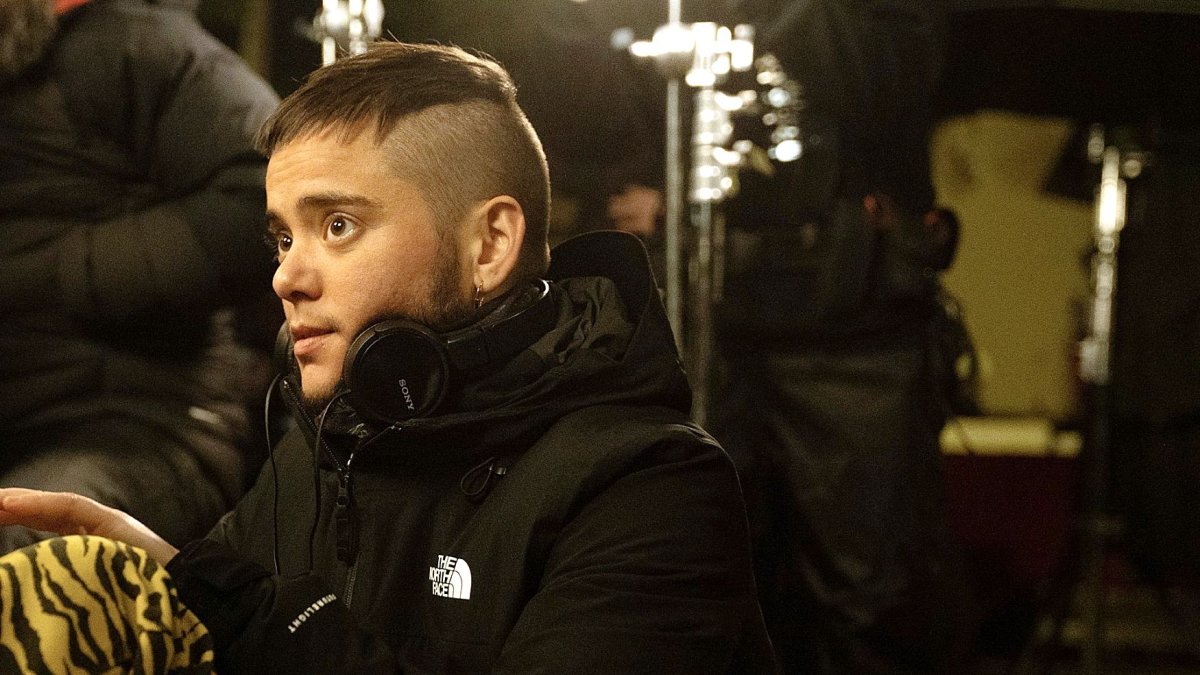 Ian de la Rosa, dirigiendo la serie ‘Vestidas de azul’. Foto: Carla Oset