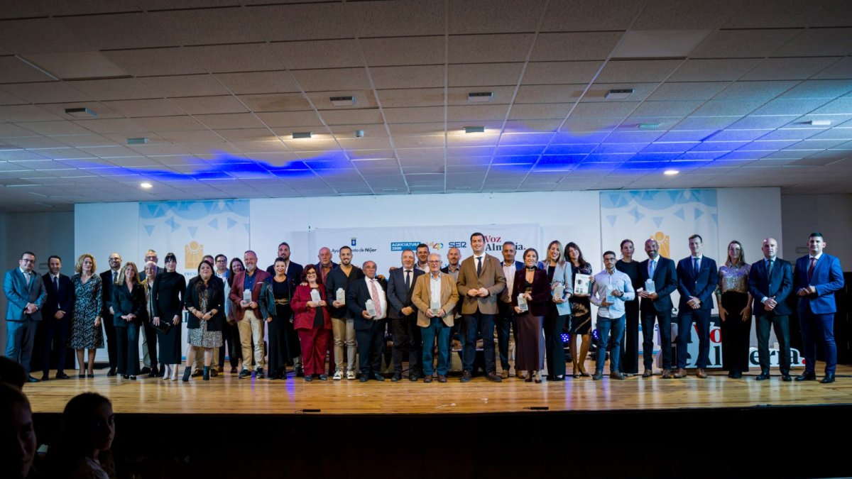 Foto de familia con todos los premiados y los responsables de LA VOZ de Almería.