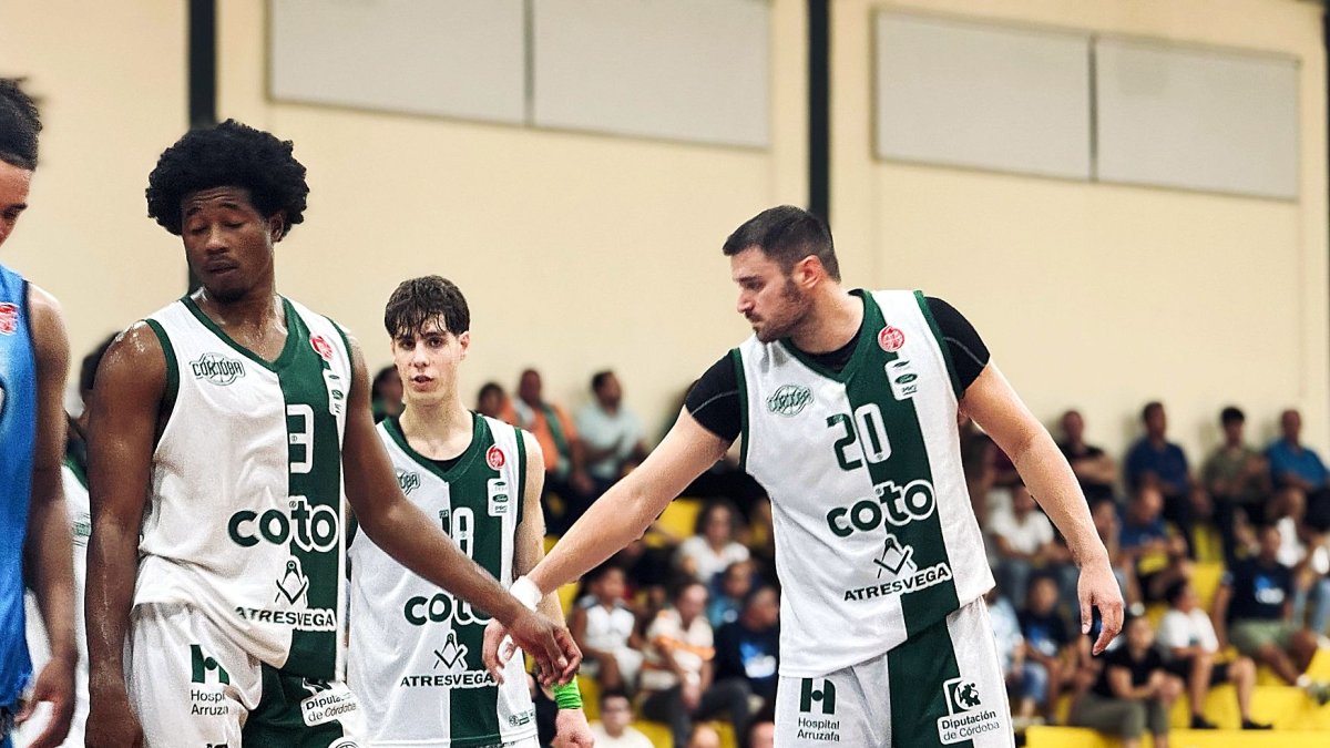 El pívot almeriense arropado por su gente en el pabellón cordobés.