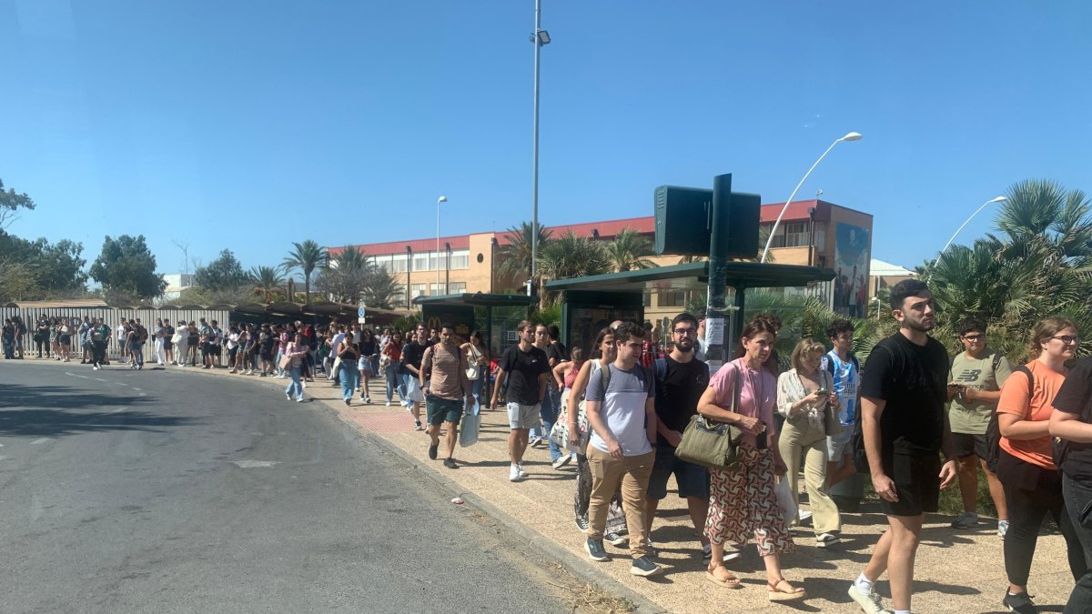 Una de las paradas de bus urbano de la Universidad de Almería.