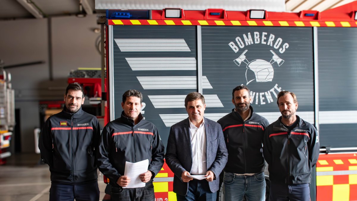 Presidente y representantes del personal del Consorcio de Bomberos del Poniente.