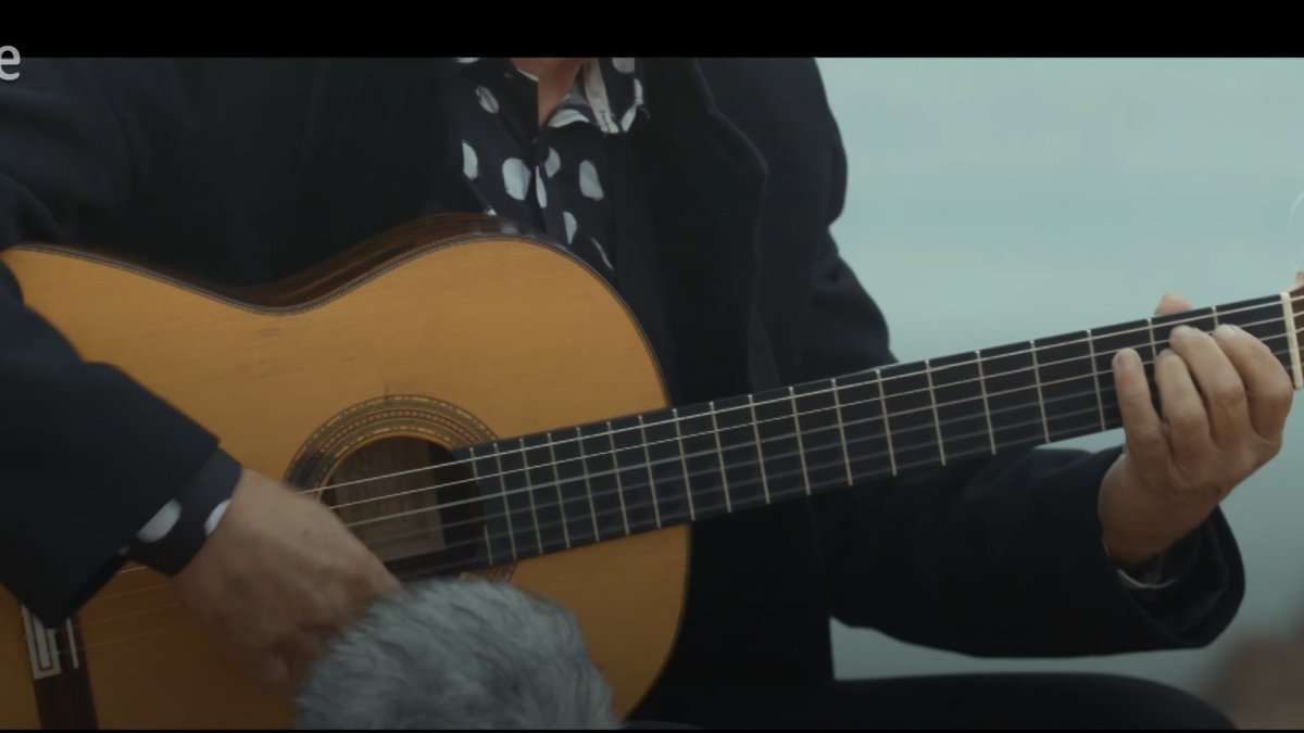 Fotograma del vídeo de colaboración entre los dos guitarristas.