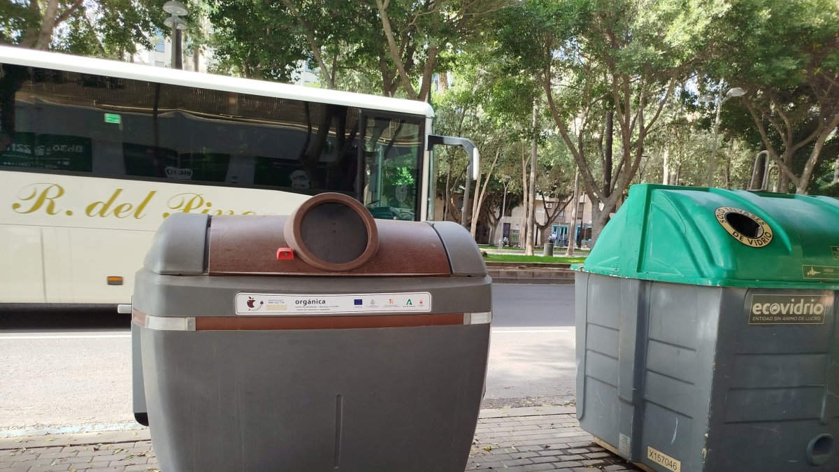 Contenedor marrón ubicado en la Avenida Federico García Lorca